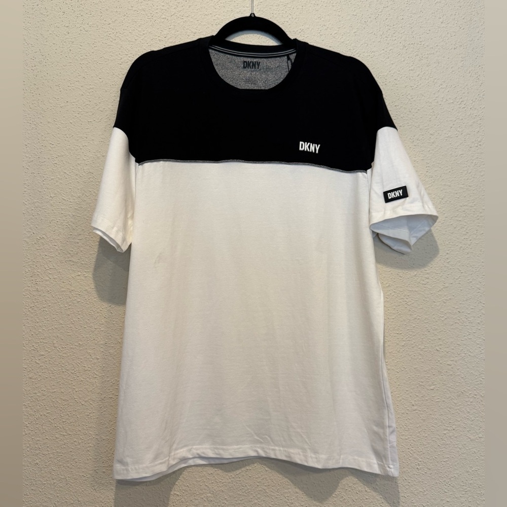 NWT DKNY Short Sleeve T-Shirt Men’s Large
